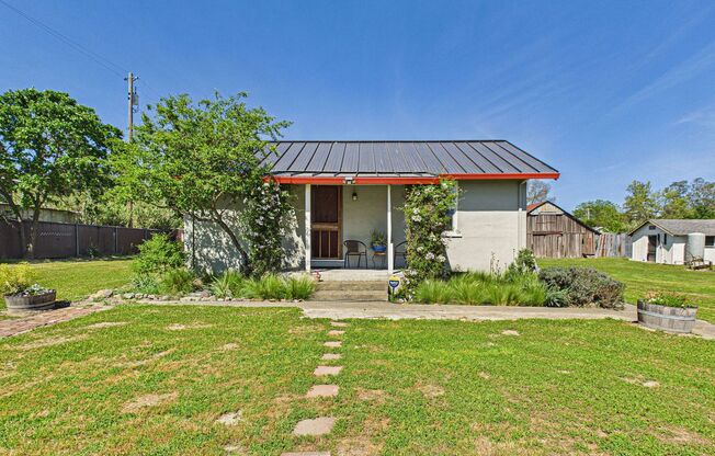 2 bed 1 bath - Beautiful Outdoor Living