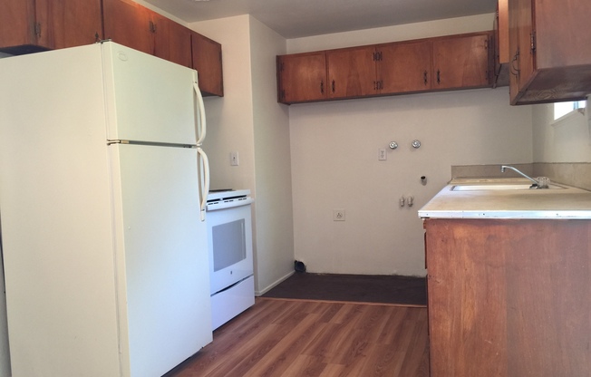 2 Bedroom Apartment in a Duplex in Great SE Location near Ross Island Bridge! Clinton division neighborhood