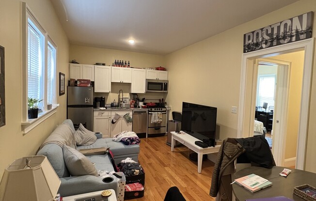 1 bed, 1 bath, $2,800, Unit 1R