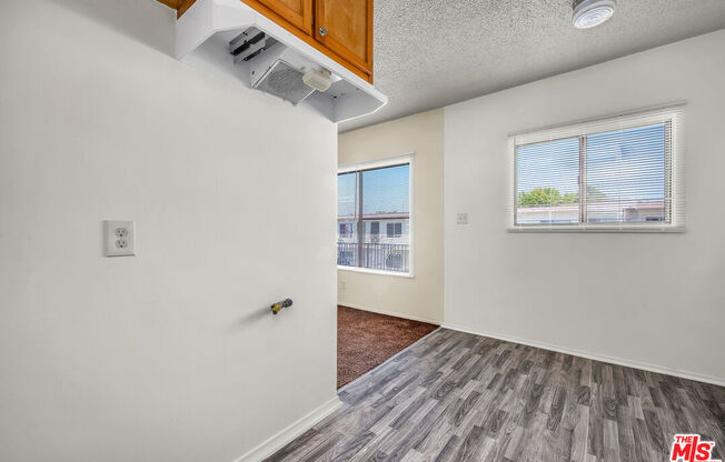 1095 W 39 ST