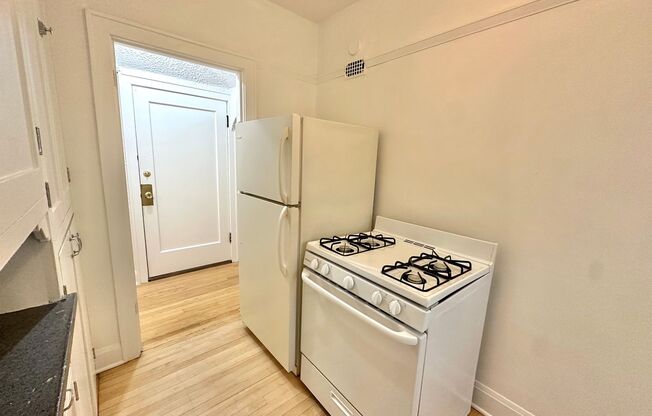 1 bed, 1 bath, 800 sqft, $975, Unit 3819-5