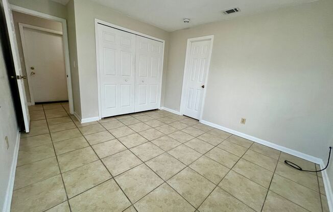 For Rent: Spacious 2/2 Duplex in Prime Location-Washer and Dryer Included!