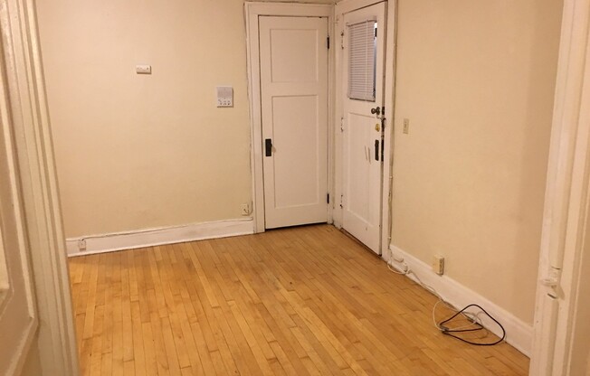 Studio, 1 bath, $895, Unit 4