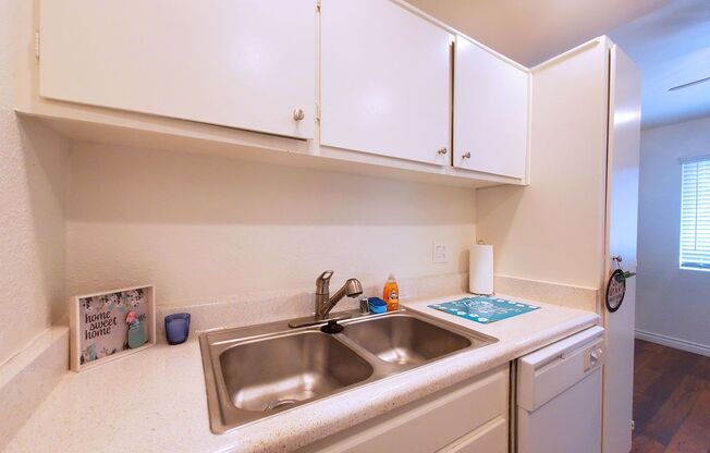 2 beds, 1 bath, 800 sqft, $1,995, Unit 26