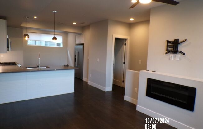 1 bed, 2.5 baths, $2,695