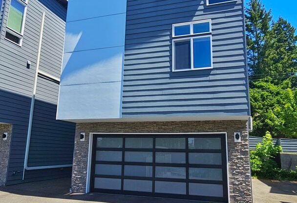 3 Bed 3.5 Bath Townhome in the Heart of Downtown Bothell!