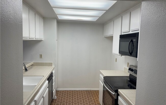 1 bed, 1 bath, 754 sqft, $2,300, Unit 902