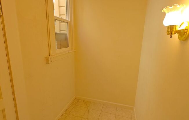 2 beds, 1 bath, $3,400, Unit 1275