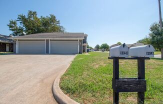 Cute 2BD/2.5 BTH Home Right off of NW Expressway and Shopping Areas