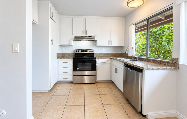 2 beds, 1 bath, $2,600, Unit 14