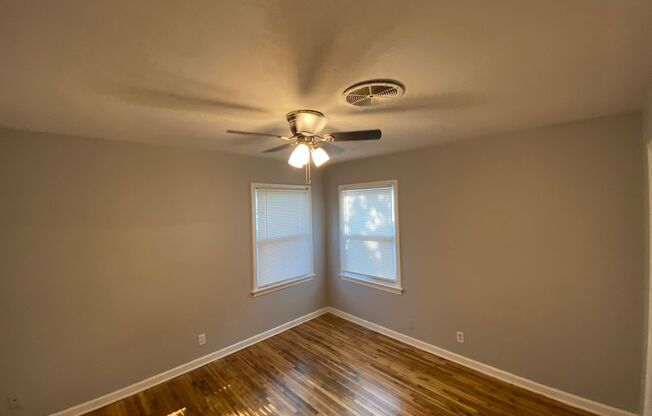 2 beds, 1 bath, $795, Unit 915 N Oliver
