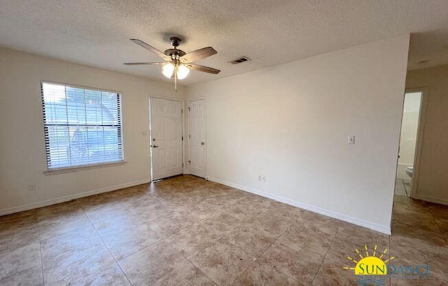 Gated Community, 2 Bedroom unit in Crestview!