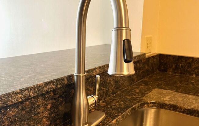 2 beds, 1 bath, 925 sqft, $1,600, Unit 1611113r