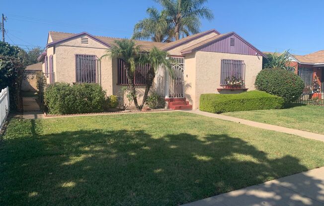 3bd/1ba home in Rosewood. Huge backyard and 2 car garage!!