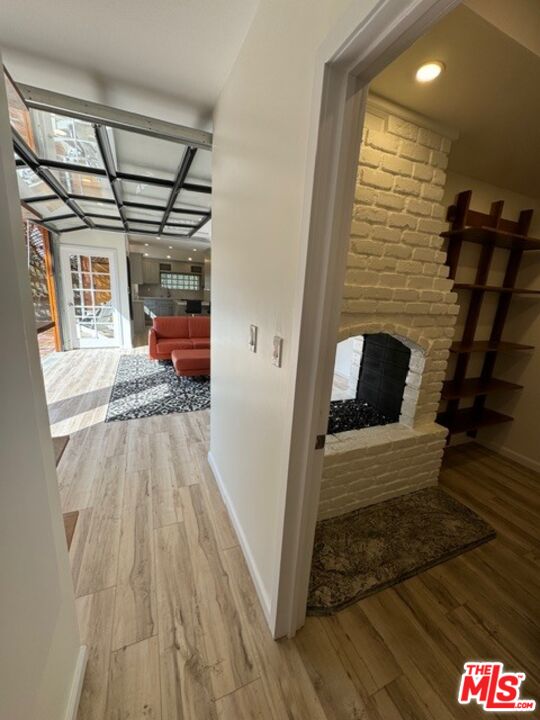 1636 N BEVERLY GLN BLVD