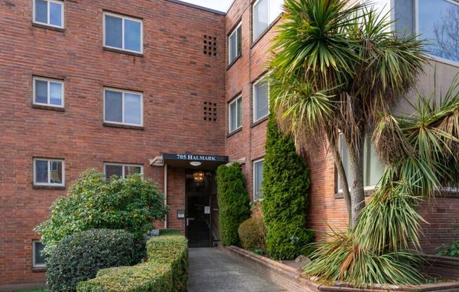 1 bed, 1 bath, 800 sqft, $2,195, Unit Hamrick 303