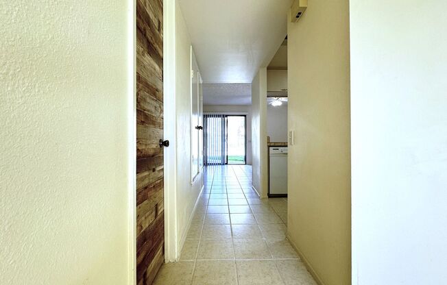 Available Now!! Charming 2 Bed/ 1.5 Bath In Ramon Lakeview Villas!