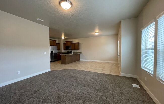 Huge End-Unit Townhouse in Saratoga Springs!