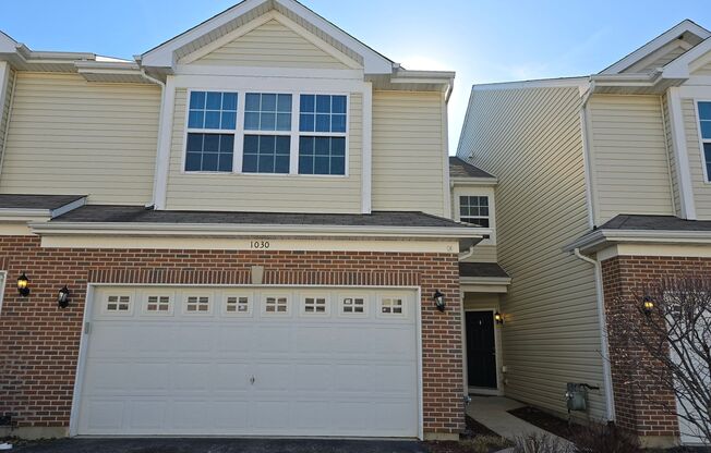 UPGRADED 3 BEDROOM, 2.1 BATH TOWNHOME WITH FIREPLACE!