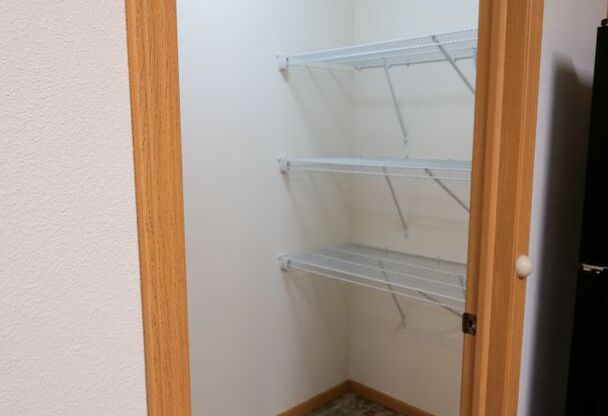 2 beds, 1 bath, 930 sqft, $975, Unit 32