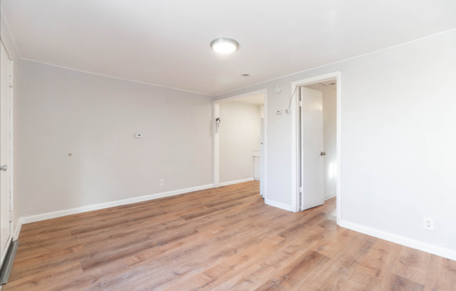 1 bedroom located in the heart of Lakewood! Enjoy your 1st month free!