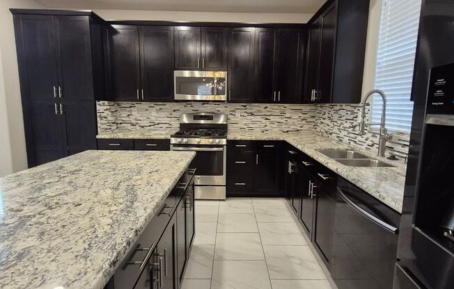 Gorgeous 4bd/2.5ba Two Story Home In Roseville!