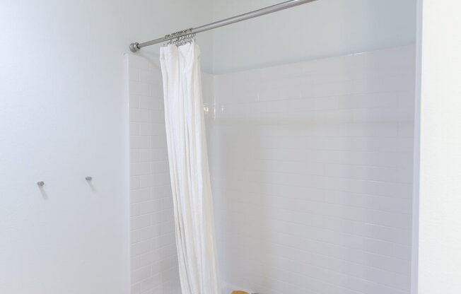 Des Moines 2 Bedroom Apartments shower
