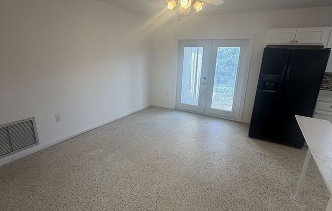 Charming 3 Bed / 2 Bath Single-Family Home in Westwood Lakes / Sunset
