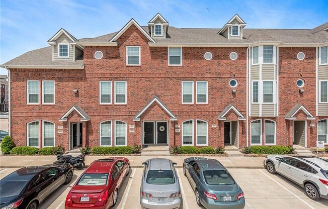 SUBLEASE Aug 11 2025 in Lakeridge Townhomes!