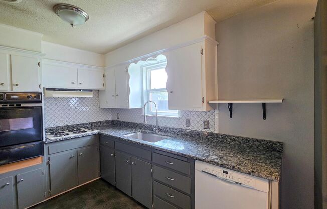 3 Bed 1 Bath home with garage for rent!