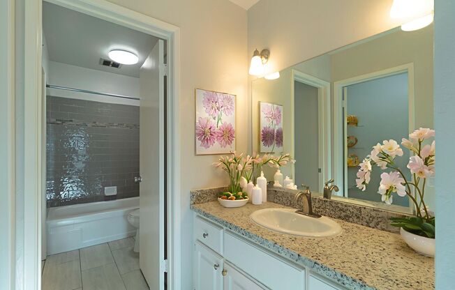 2 beds, 1 bath, 1,048 sqft, $1,900, Unit 113