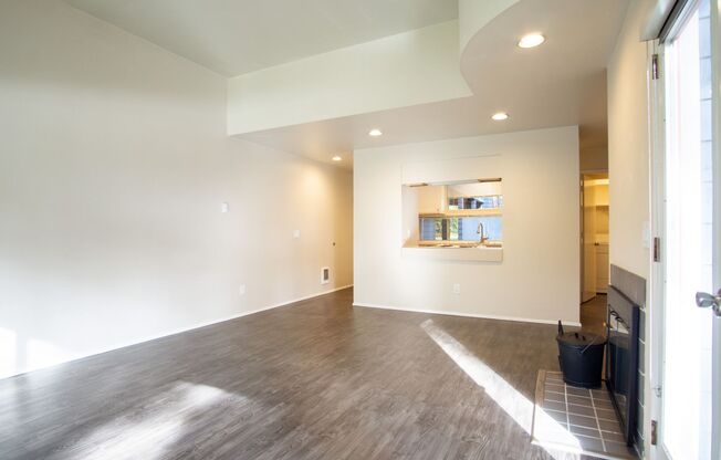 Get $250 OFF! Fantastic Lake Oswego 1Bdr w/Fireplace, Dishwasher, W/D & Patio!