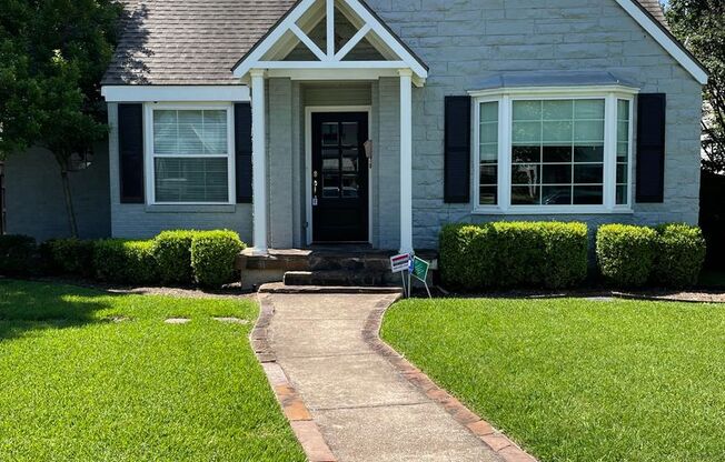 Charming Devonshire Cottage with Master Bedroom Downstairs- Walk to Inwood Village!