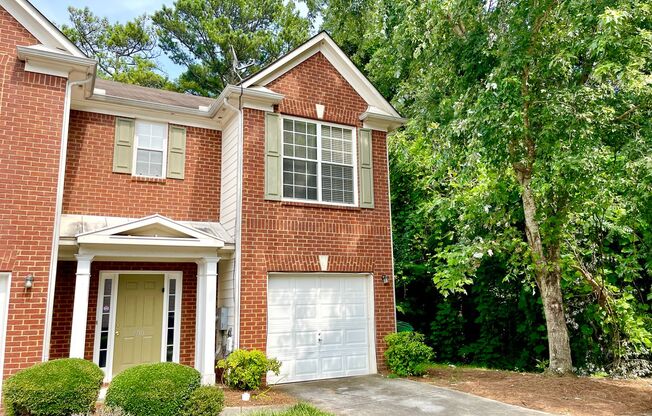 Introducing a charming 3-bedroom, 2.5-bathroom townhouse located in Lithonia, GA.