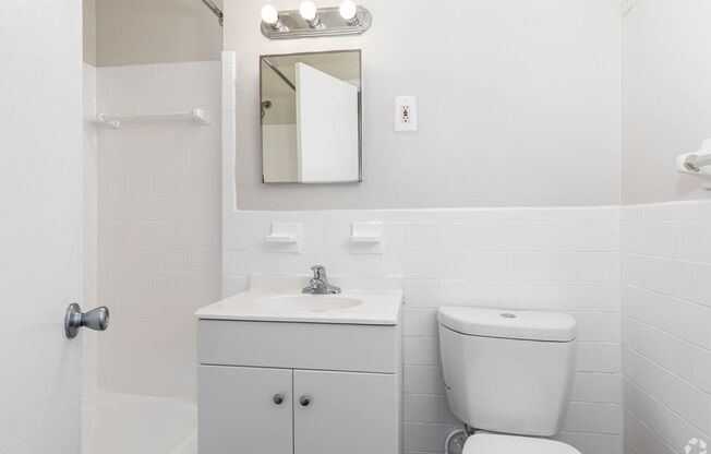 2 beds, 1 bath, 850 sqft, $1,570, Unit 3225-104