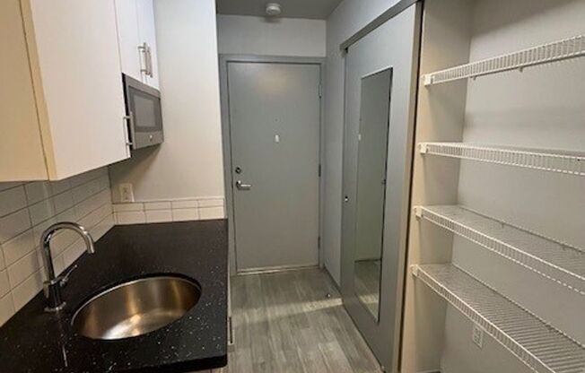Studio, 1 bath, 171 sqft, $950, Unit 205