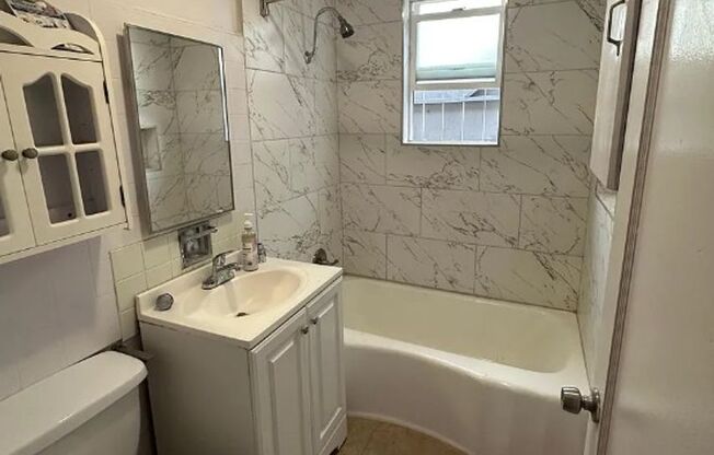 ***2 BED 1 BATH***PACIFIC BEACH***GROUND FLOOR UNIT***ASSIGNED PARKING***PET FRIENDLY***