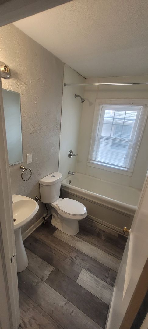 2033 E Gregory Blvd | 2 BD 1 BATH
