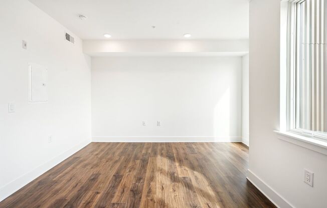 Studio, 1 bath, 392 sqft, $1,350