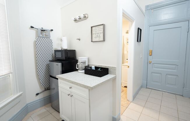 Studio, 1 bath, 300 sqft, $1,350, Unit 28