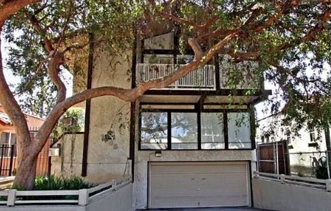 Beautiful 2bed + 2bath Condo located on a Mature Tree-lined Street in the Heart of Santa Monica.