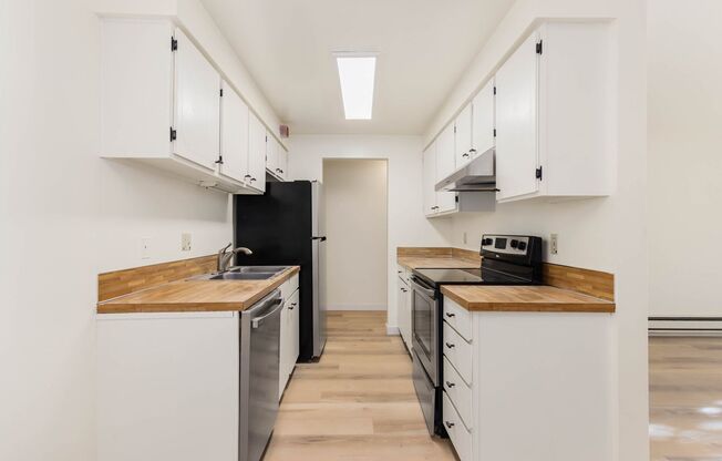 1 Bedroom 1 Bath Condo in Kirkland, new flooring plus great amenities!