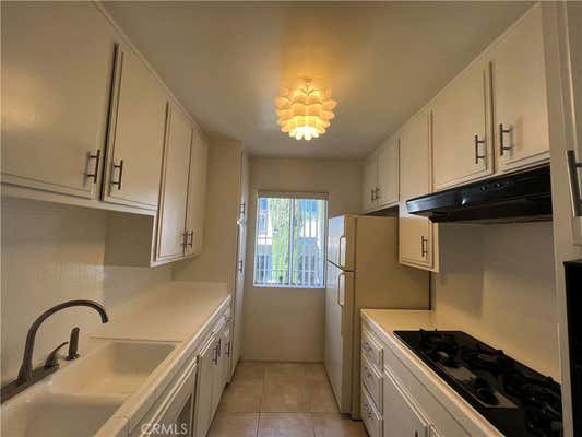 1 bed, 1 bath, 700 sqft, $2,300