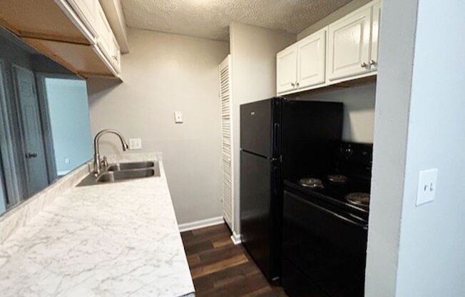 2 beds, 1 bath, 800 sqft, $895, Unit 615-02