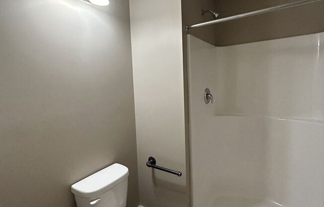 3 beds, 2 baths, 1,371 sqft, $2,100, Unit Apt. 201