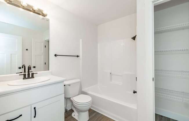 Cambridge Park Apartments 1 bed 1 bath bathroom