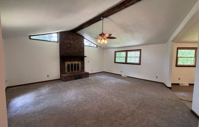 Spacious 3 Bed/2 Bath Ranch Home - Private Lot - Oversized Screened Porch - All Season Marina Available For Lake Access