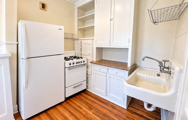 Studio, 1 bath, 445 sqft, $949, Unit 107