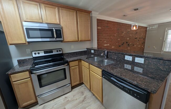 Cozy condo located in the Williamsburg on Commonwealth community minutes from Plaza Midwood!