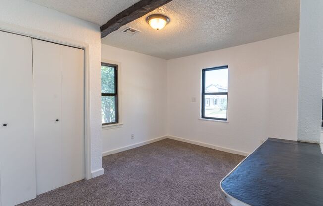 2 beds, 1 bath, $1,050